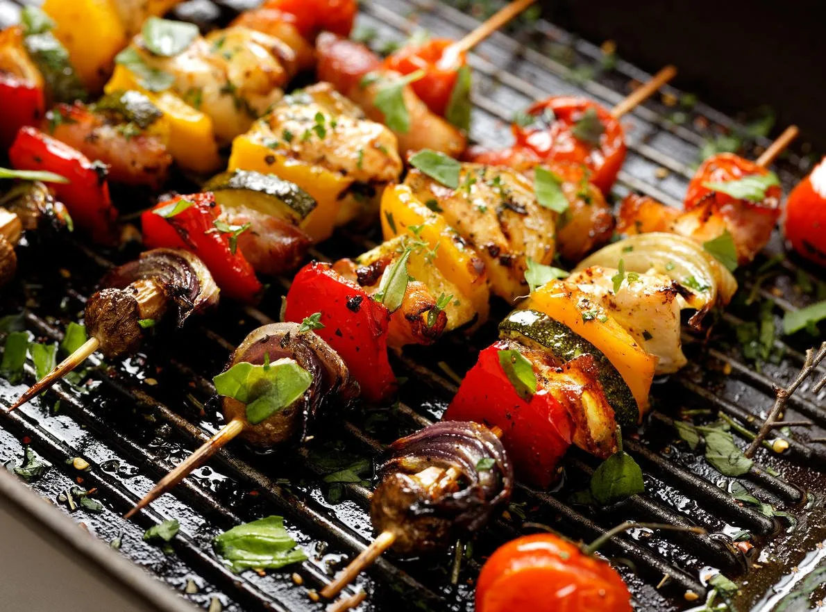brochettes grillées de légumes et de viandes diverses