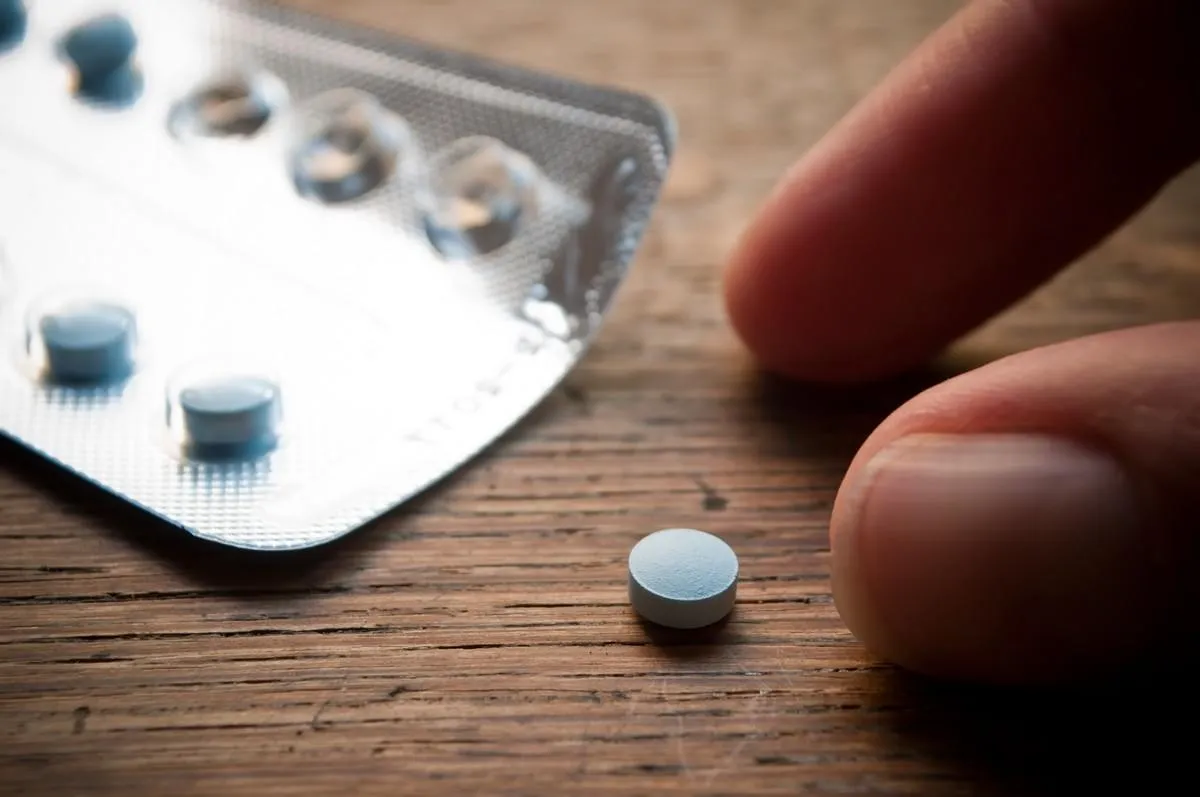 prendre des médicaments sur table en vieux bois