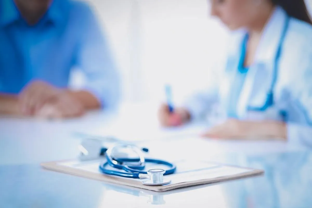 doctor woman sitting with male patient at the desk