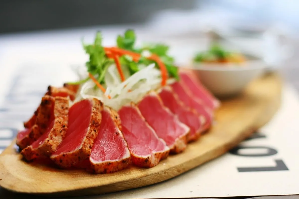 close up of tuna tataki salad selective focus