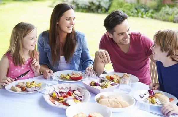 famille bénéficiant de repas en plein air ensemble