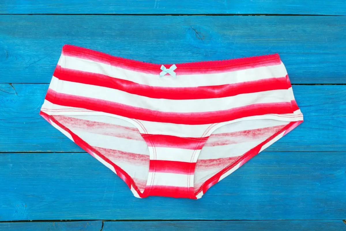 culotte rayée se trouvant sur les vieilles planches