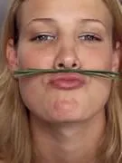 gros plan d'une femme se faisant une moustache avec de la ciboulette