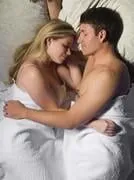 couple endormi dans son lit