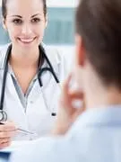 femme médecin parlant au patient