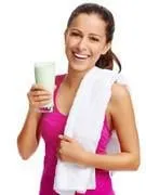 femme avec une boisson saine de régime alimentaire boisson pour le sport et la forme physique