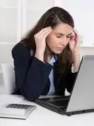burnout - la femme a la migraine - assis au bureau, travaillant