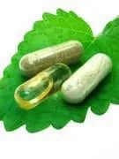 capsules à base de plantes sur une feuille de mélisse