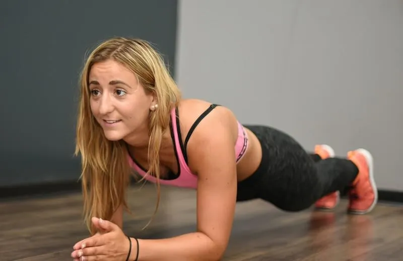 jeune femme faisant du gainage