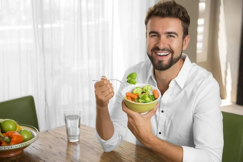homme avec une peau parfaite, manger un repas sain