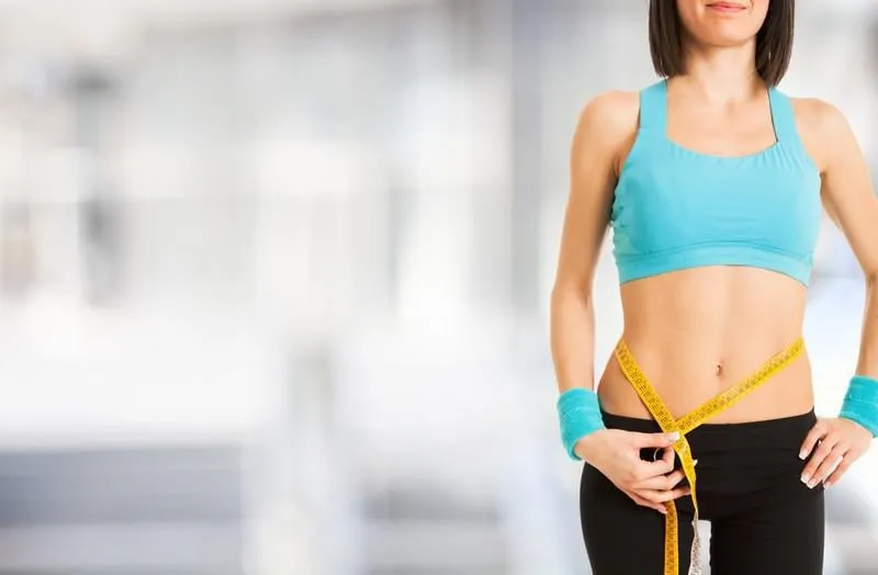 femme tenant une image large bande de mesure avec beaucoup d'espace de copie