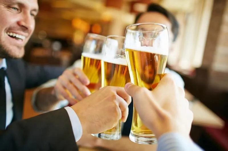 hommes d'affaires boire de la bière après une affaire réussie