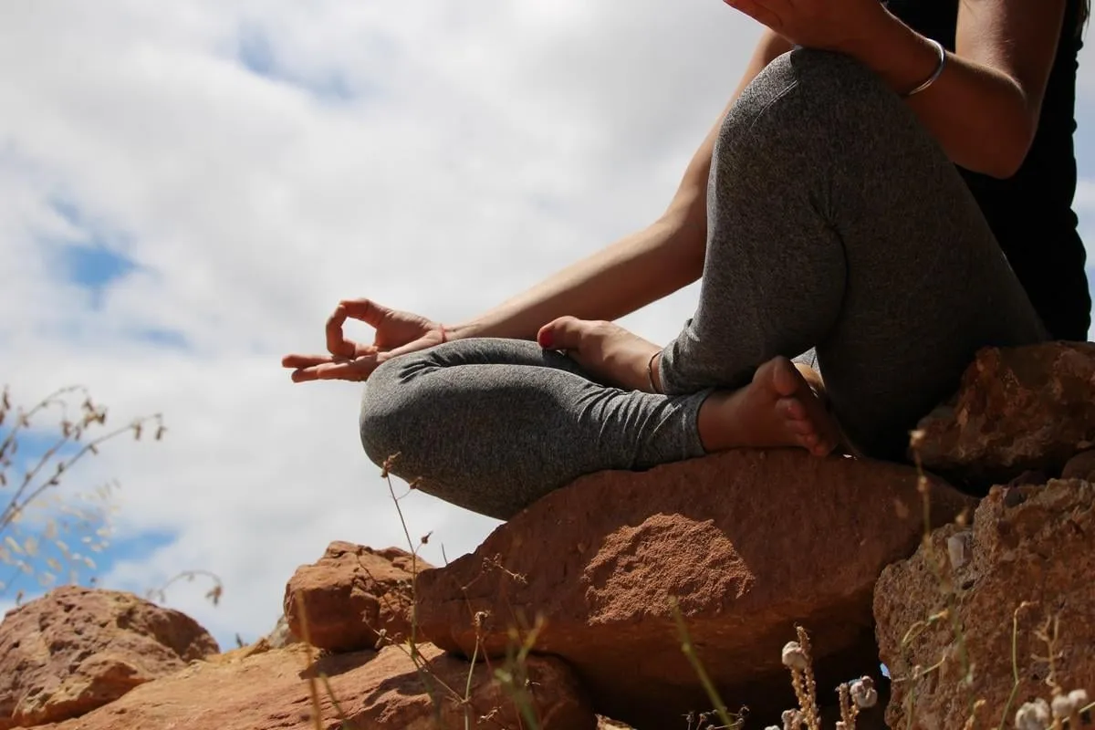 femme qui médite dans la nature ciel