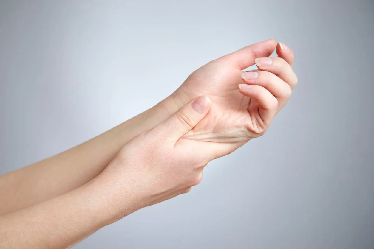 douleur dans les articulations des mains soin des mains féminines