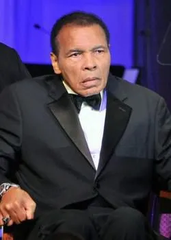 muhammad ali est assis sur scène au muhammad ali combat de célébrité nuit au marriott desert ridge resort à phoenix, arizona, 24 mars 2012 photo par art foxall upi abacapresscom