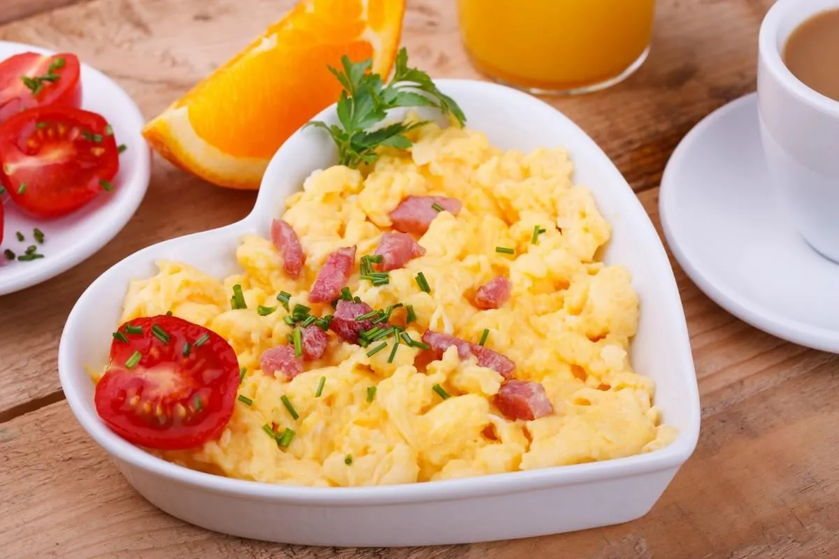 leckeres rührei mit liebe serviert