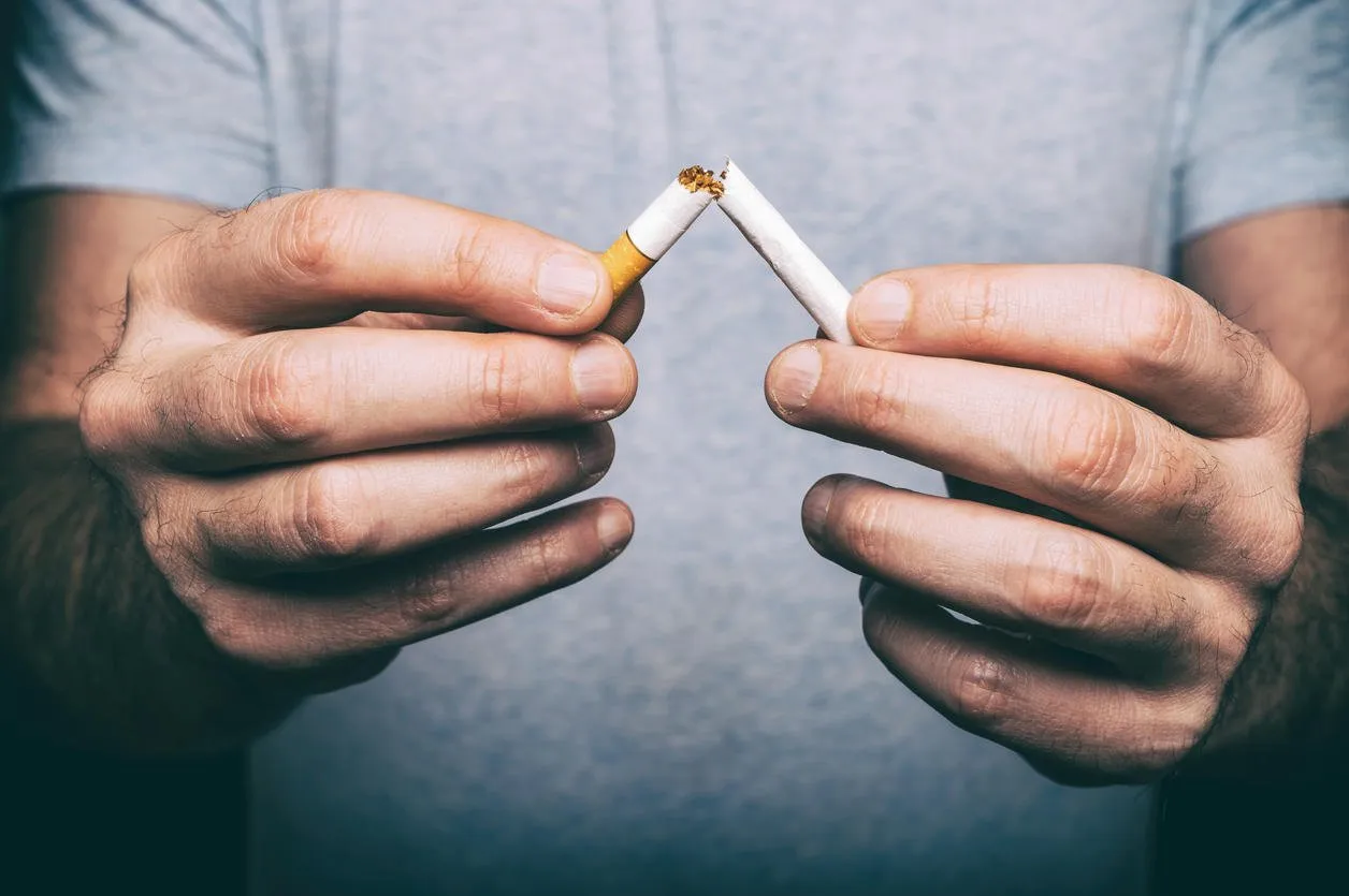 arrêter de fumer - cigarette écrasant la main masculine
