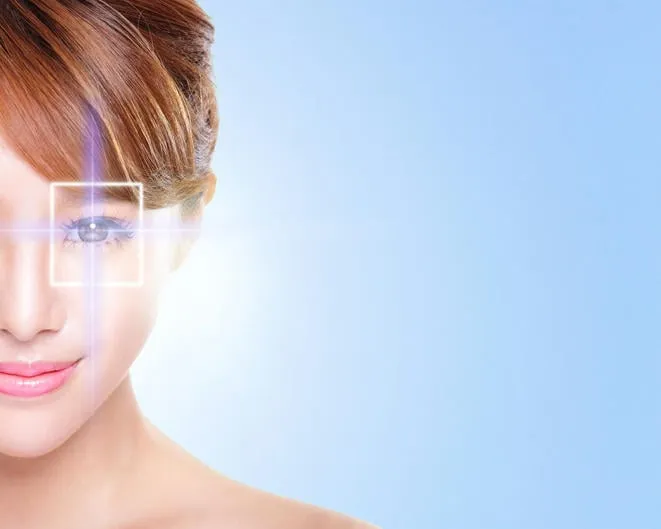 fermer le portrait de l'œil de la femme avec l'hologramme virtuel sur ses yeux, la médecine et la technologie laser