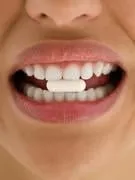 femme prenant la pilule