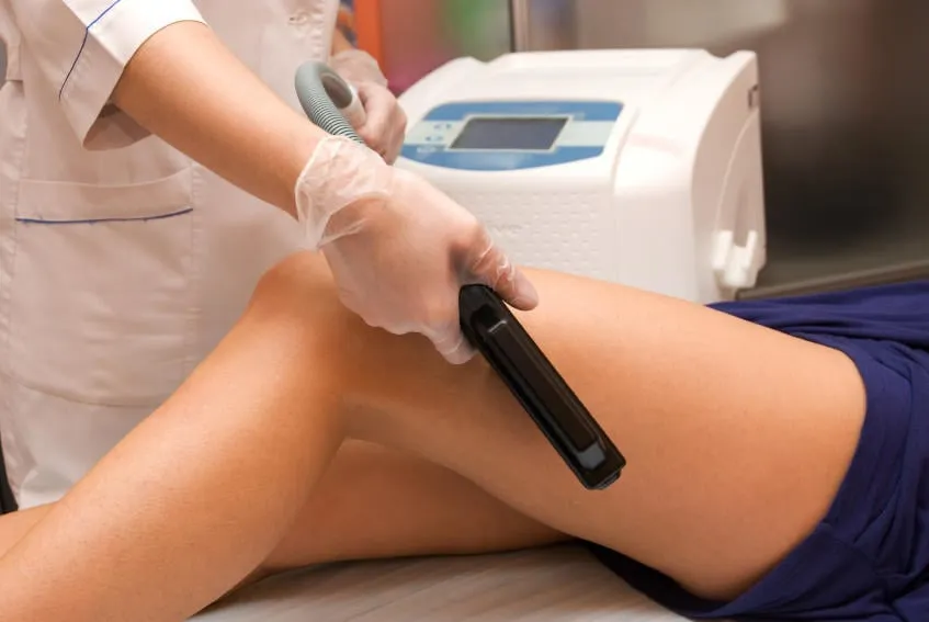épilation au laser de la jambe dans un magasin de beauté moderne