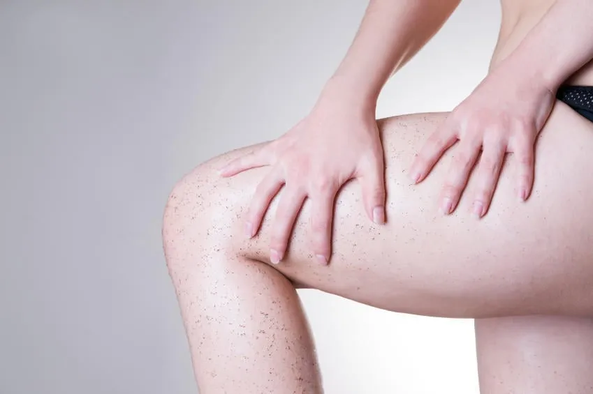 soins du corps, les jambes de pelage de la peau masser la hanche