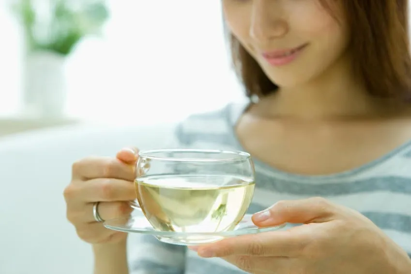 femme buvant une tisane
