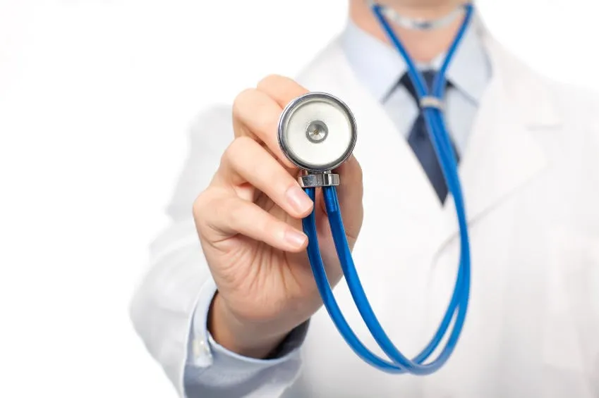 le docteur dans une blouse blanche tenant un stéthoscope