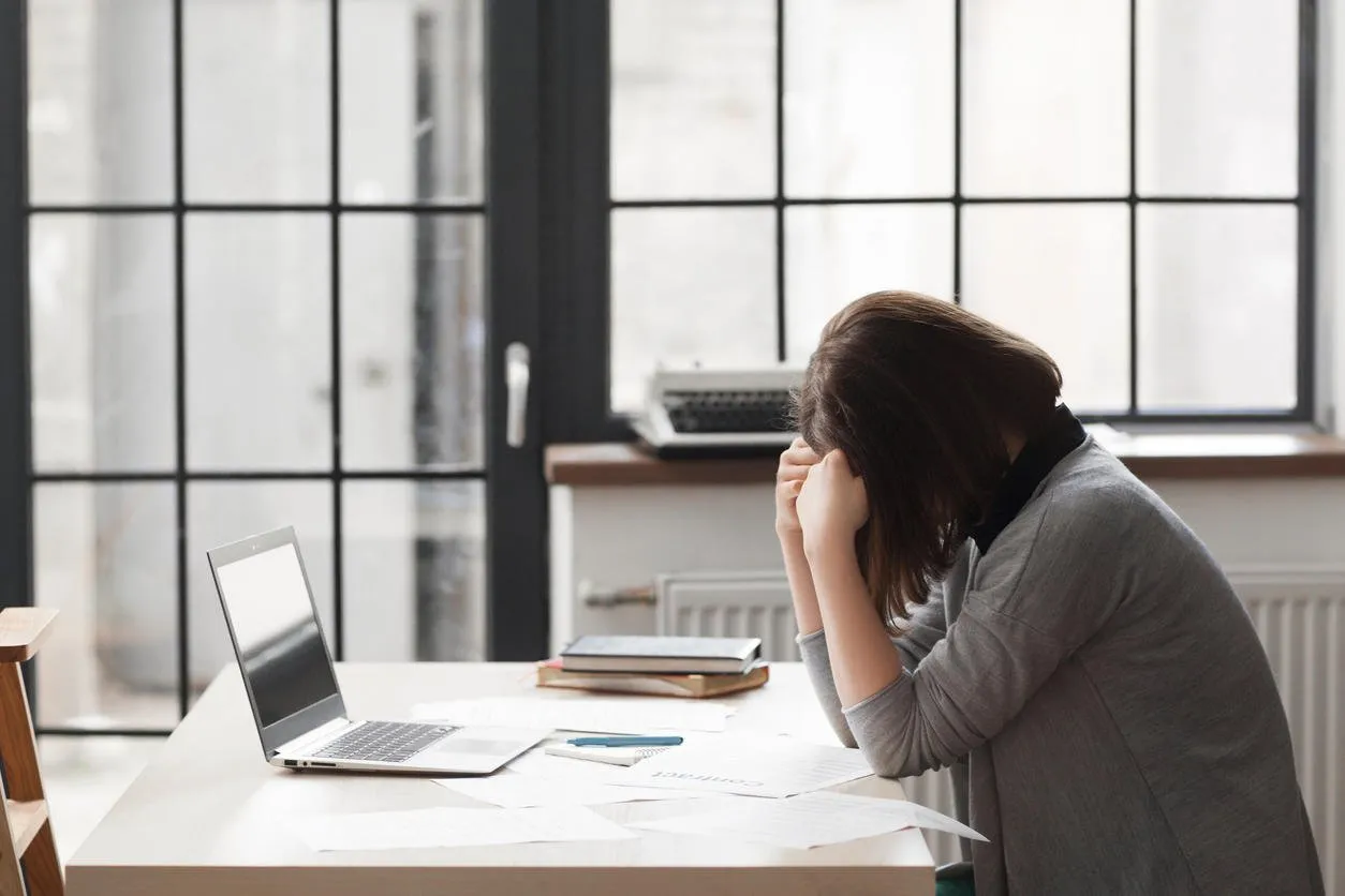 femme d'affaires fatigué au lieu de travail au bureau, tenant sa tête dans les mains surmenage, faisant l'erreur, le stress, le concept de dépression