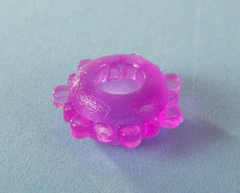 anneau violet tenant l'érection du pénis sur le bleu