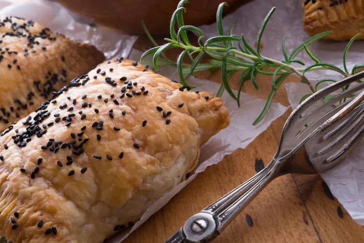 pâte feuilletée avec garniture aux épinards et pâte feuilletée au cumin noir avec garniture aux épinards et pâte feuilletée au cumin noir avec garniture aux épinards et pâte de cuminpuff noire avec garniture aux épinards et cumin noir