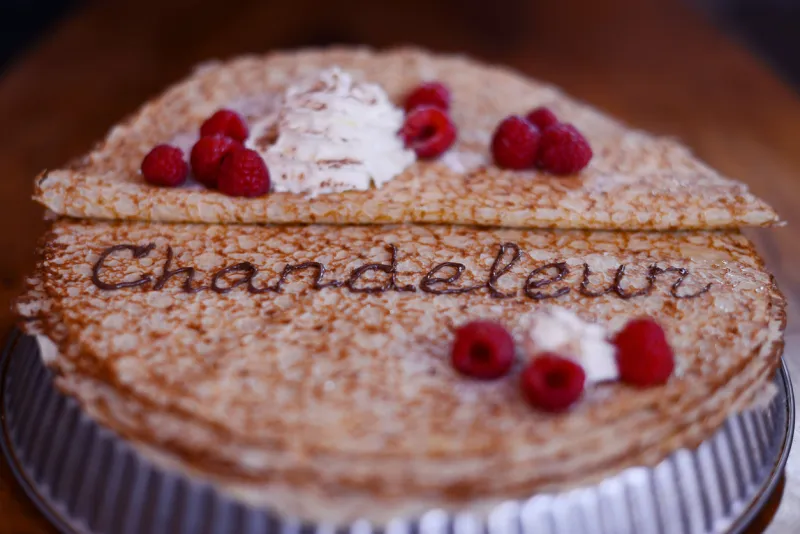 plusieurs crêpes à la framboise avec de la crème pour la chandeleur