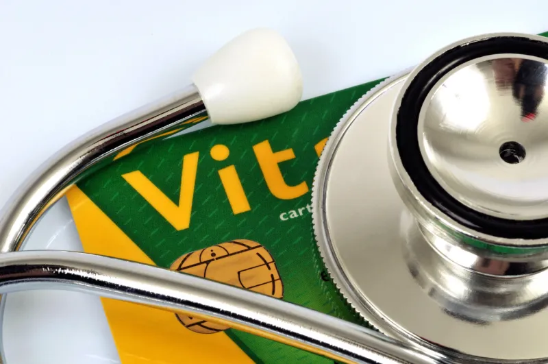 stéthoscope posé sur une carte vitale