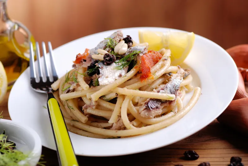 macaroni with anchovies and raisins