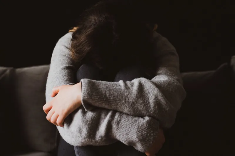 verzweifelte und traurige junge frau