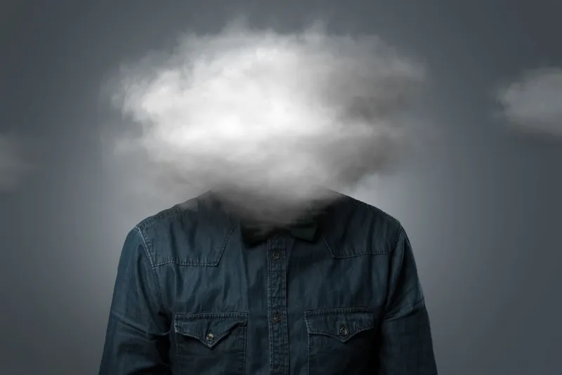 mann hat wolke über dem kopf