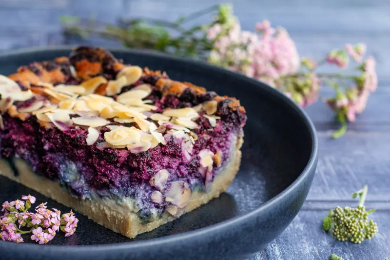 part de clafoutis à la myrtille sauvage