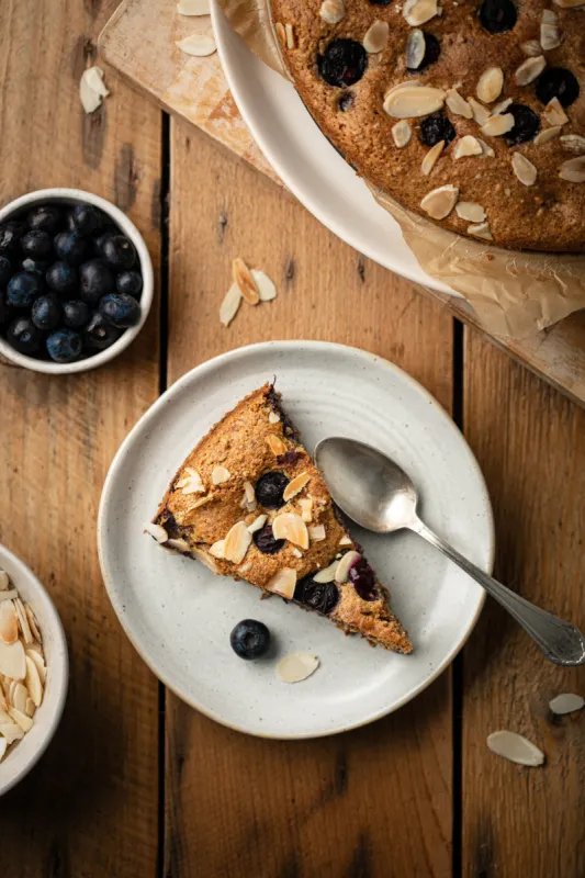 part de gâteau fait maison myrtille et amandes