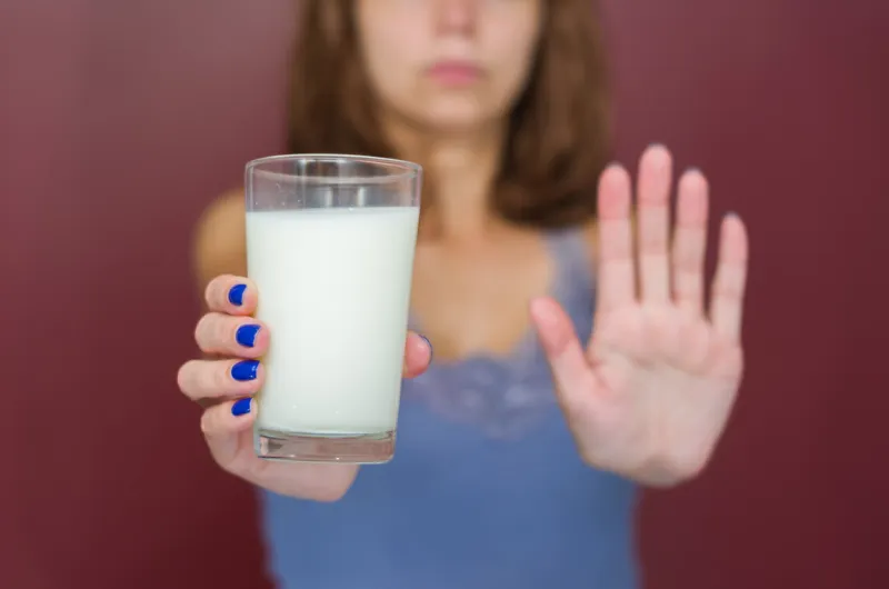 Ótimo conceito de intolerância a lactose, leite jovem mulher