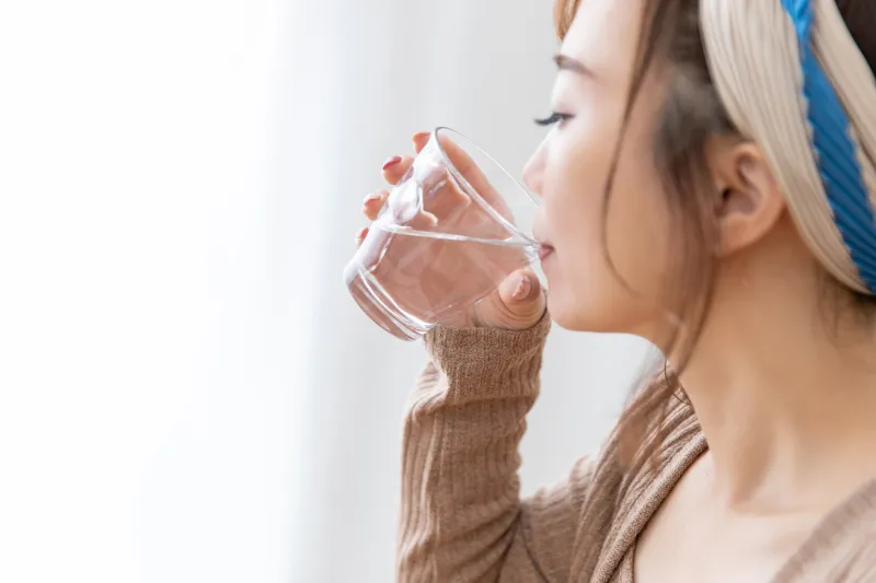 水を飲む女性
