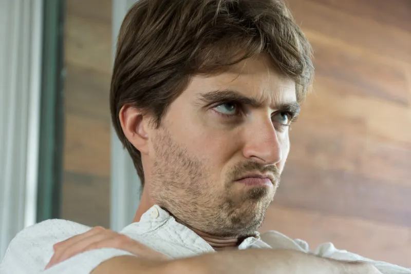 jeune homme en colère