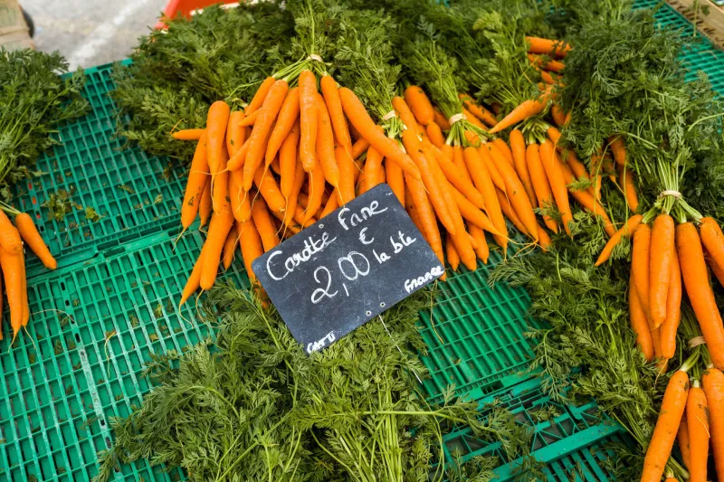 l'étal de carottes à 2,00 euros le carton en fin de marché, négociations, récupération ou achat à un meilleur prix des invendus, à montauban, france, le 29 avril 2023 photo par patricia huchot-boissier abacapresscom