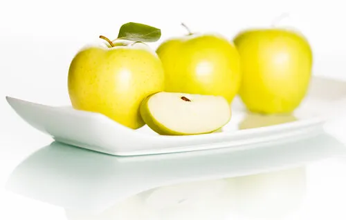 fresh,green,golden,delicious,apples,and,slice,on,elegant,plate
