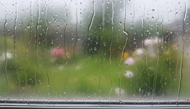 Une photo de condensation s'écoulant le long d'une vitre
