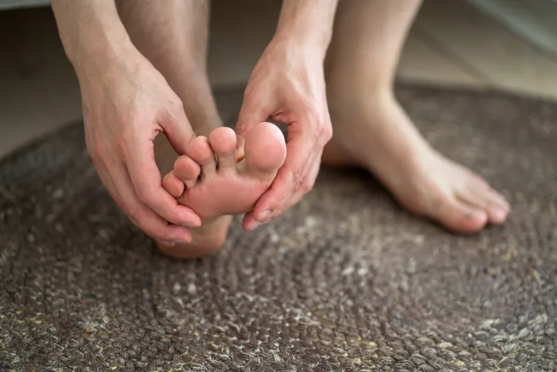 Écarter les orteils des pieds