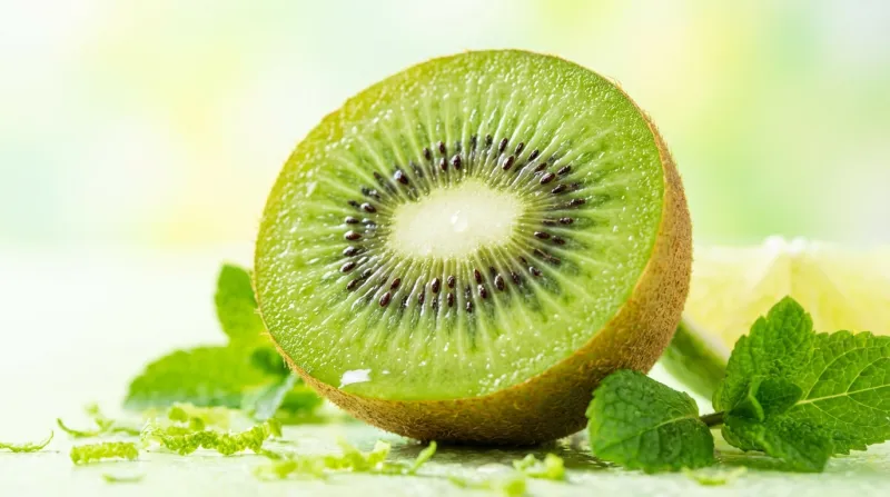 Une photo rapprochée d'un kiwi coupé en deux 