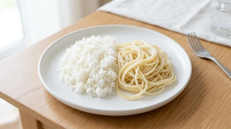 assiette de riz blanc et de pâtes blanches