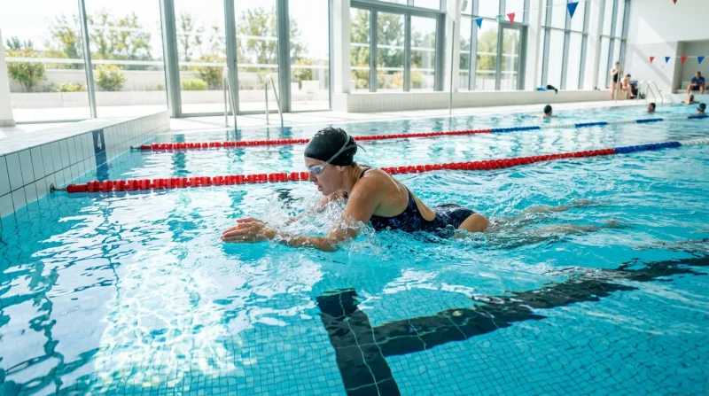  personne pratiquant la natation 