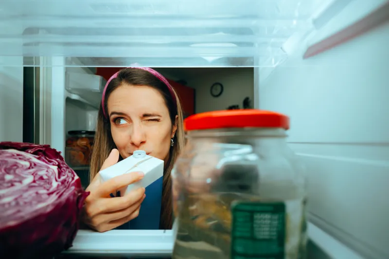 femme qui sent du lait