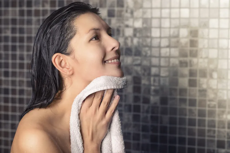 personne qui se sèche après la douche