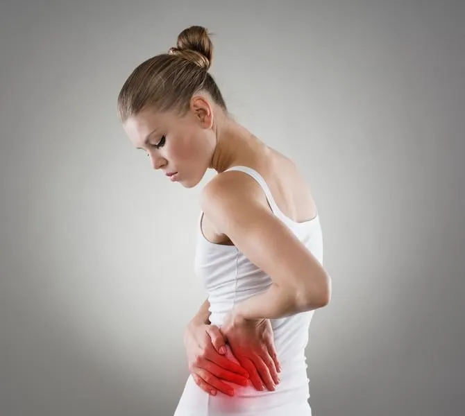 inflammation rénale femme toucher son côté gauche de la douleur
